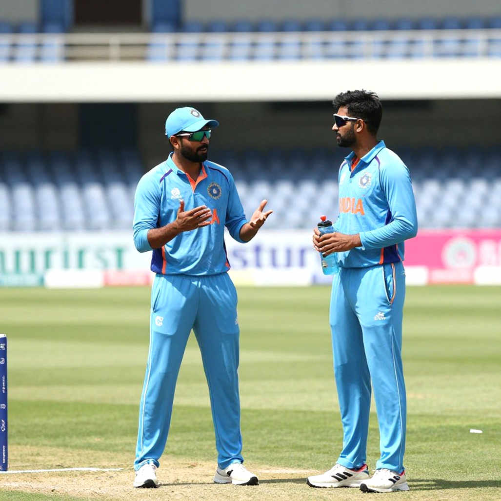 CSK का बैकरूम रीसेट: एक पैराग्राफ़ की ख़बर, चार विदाइयाँ, और एक बिना नाम वाला आदमी